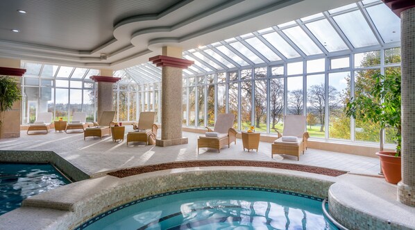 Inomhuspool och solstolar