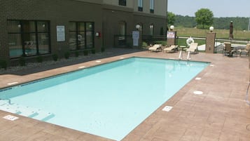 Kolam renang outdoor musiman