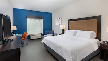 Een kluis op de kamer, een bureau, een strijkplank/strijkijzer