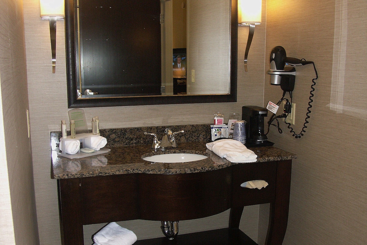 Standard Room, 1 King Bed, Accessible (Mobility, Accessible Tub) | 1 bedroom, in-room safe, desk, iron/ironing board