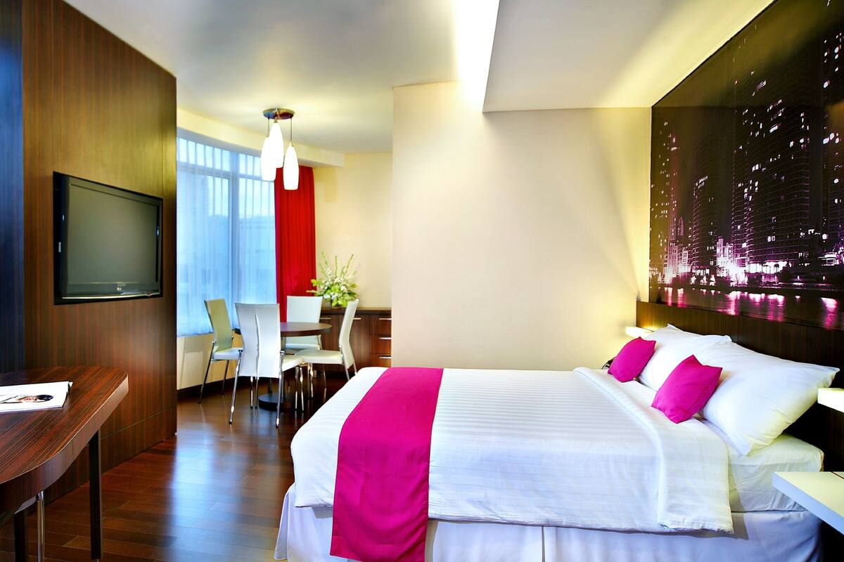 Suite Room | Safe på rommet, skrivebord, lydisolert og strykejern/-brett