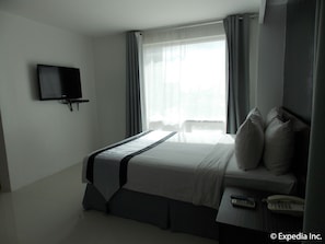 Deluxe Room | Premium bedding, pillowtop beds, minibar, desk - Cityscape Hotel (Mandaue)