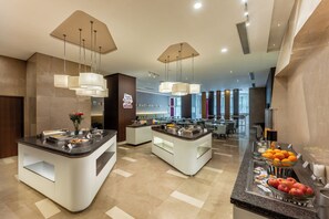 تقديم الإفطار والغداء والعشاء