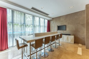 Phục vụ bữa sáng, bữa trưa và bữa tối 