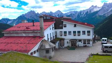 Vista frontal de la propiedad