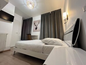 Double Room | Individually furnished, soundproofing, iron/ironing board, free WiFi - Hotel Belle Fontainebleau (Fontainebleau)