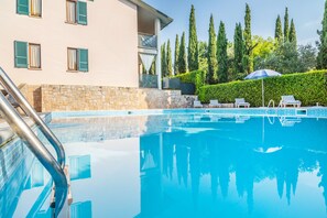 Piscina externa sazonal, funciona das 9h às 19h, guarda-sóis