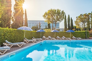 Piscina stagionale all'aperto, ombrelloni da piscina, lettini