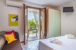 Apartamento, 1 quarto, vista para o pátio | 1 quarto, cofres nos quartos, escrivaninha