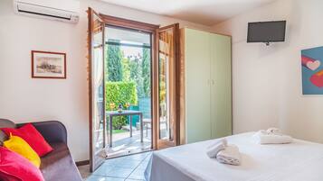 1 bedroom, in-room safe, desk, iron/ironing board