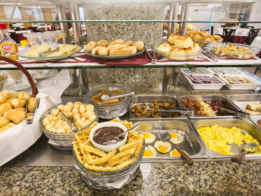 Een buffet met diverse gerechten, waaronder brood, eieren en sauzen.