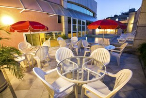 2 piscinas externas, guarda-sóis, espreguiçadeiras