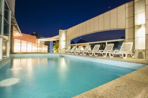 2 piscinas externas, guarda-sóis, espreguiçadeiras