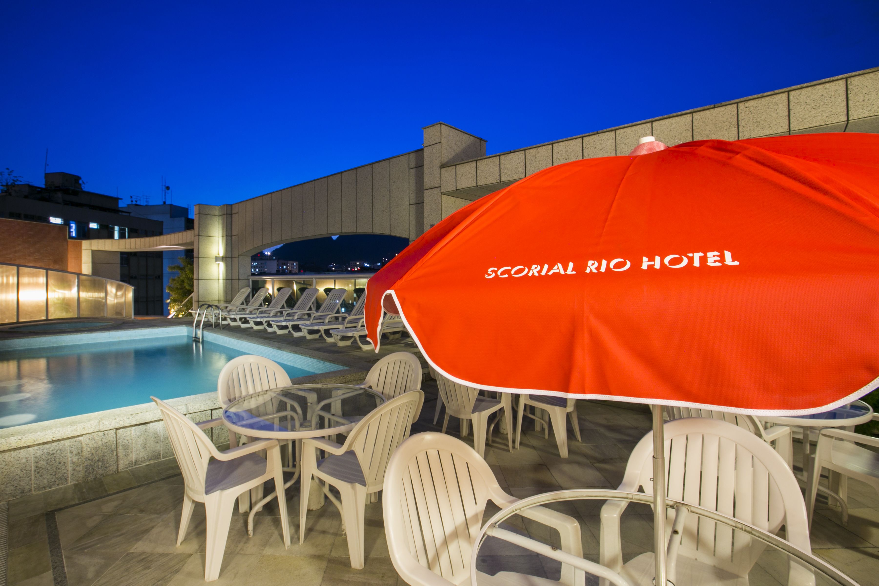 2 piscinas al aire libre, sombrillas, sillones reclinables de piscina