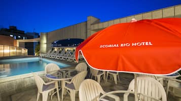 2 piscinas al aire libre, sombrillas, sillones reclinables de piscina