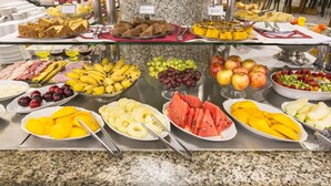 Un buffet proposant une variété de fruits, de légumes et de desserts.