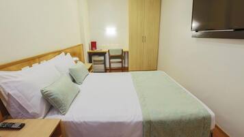 Phòng đôi Economy (Sem Vista) | Minibar, két bảo mật tại phòng, màn/rèm cản sáng, phòng cách âm