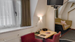 Superior Double Room | Ruang tamu | TV LED 