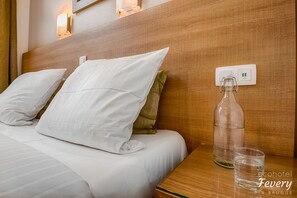 Quarto família | Cofres nos quartos, escrivaninha, espaço de trabalho para notebook