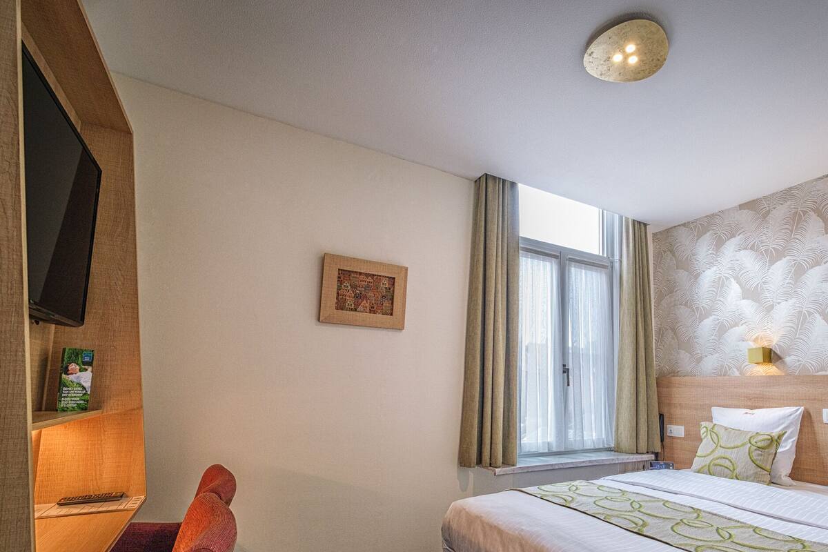 Dobbeltrom – comfort | Safe på rommet, skrivebord og skrivebord for bærbar PC