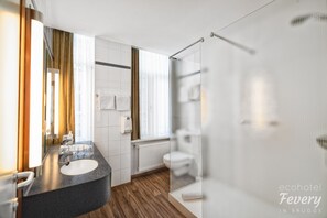 Family Room | Bathroom | Hair dryer, towels - Hotel Fevery (Bruges)