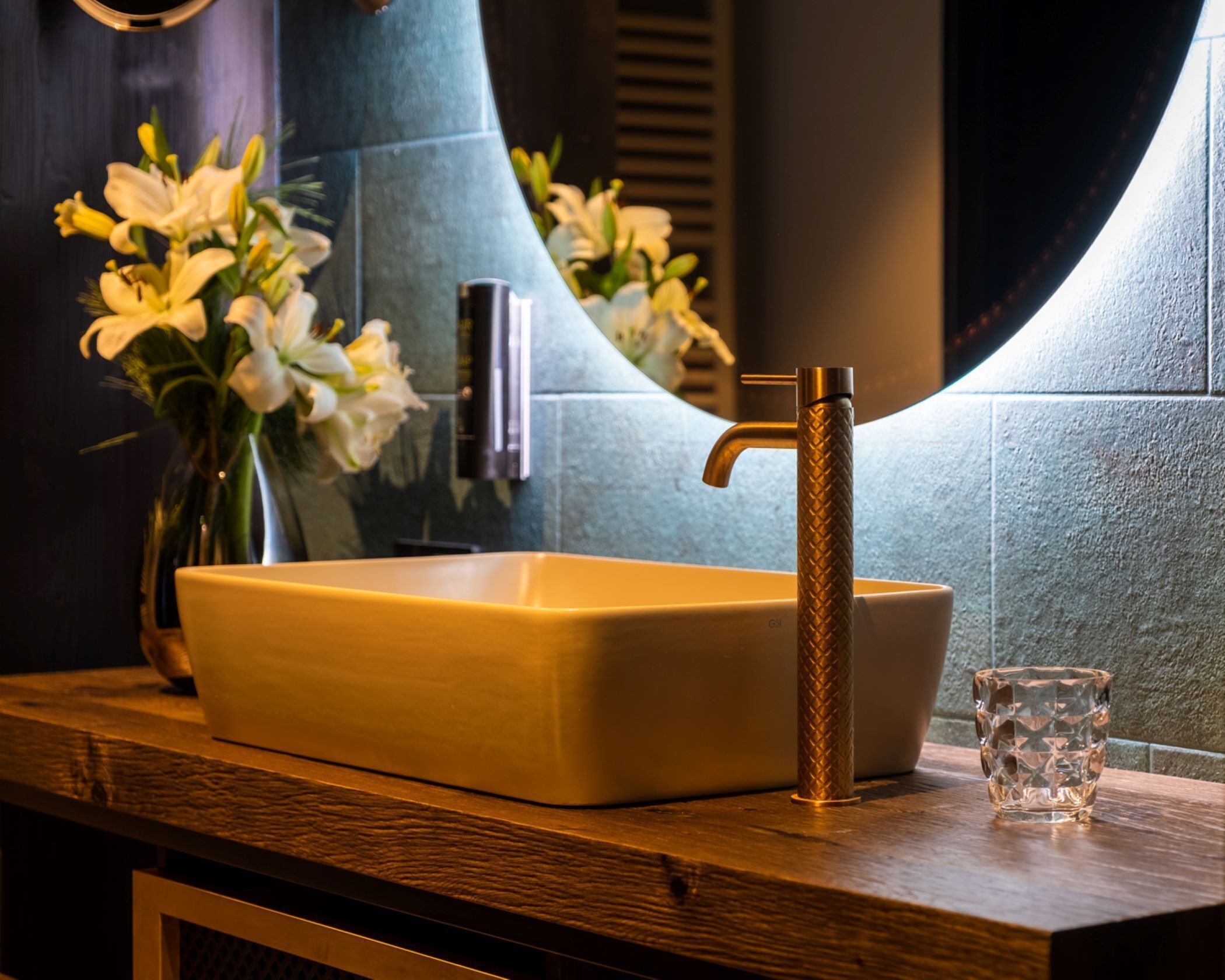 superior double room | bathroom | shower, rainfall showerhead, free toiletries, hair dryer