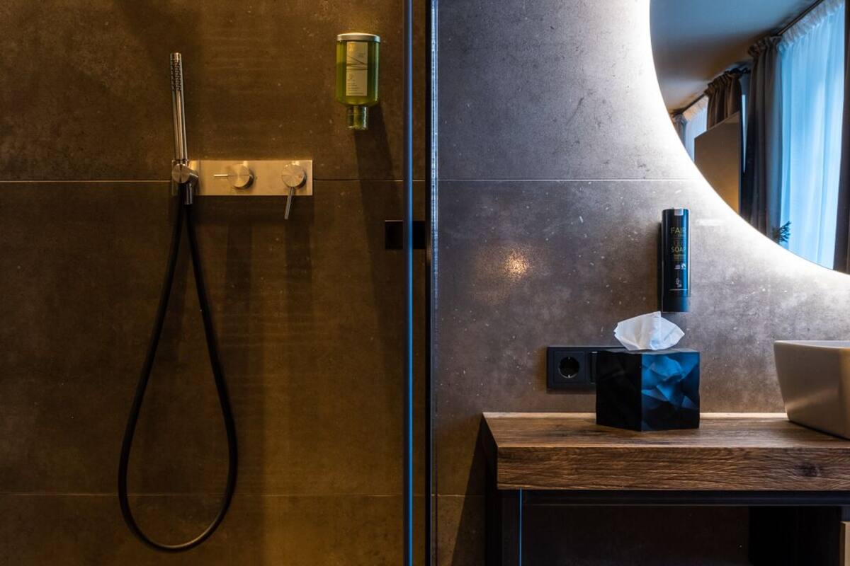 deluxe room | bathroom | shower, rainfall showerhead, free toiletries, hair dryer