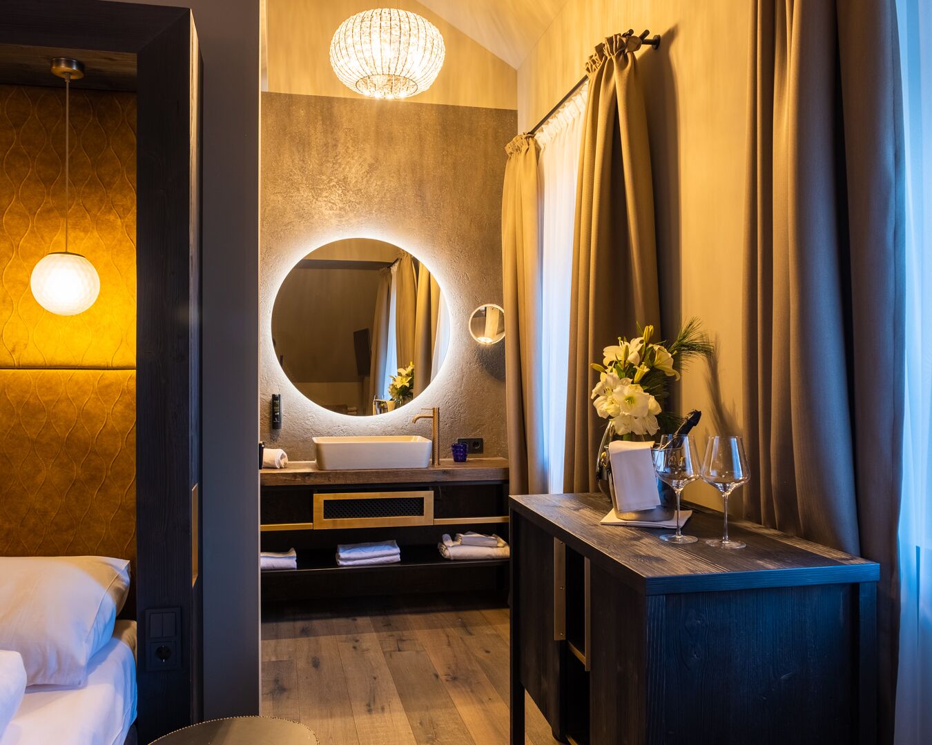 deluxe room | living area | flat-screen tv