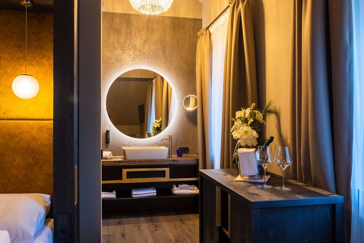 deluxe room | living area | flat-screen tv