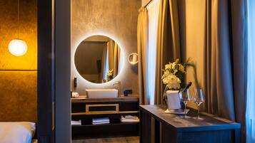 Deluxe Room | Living area | Flat-screen TV