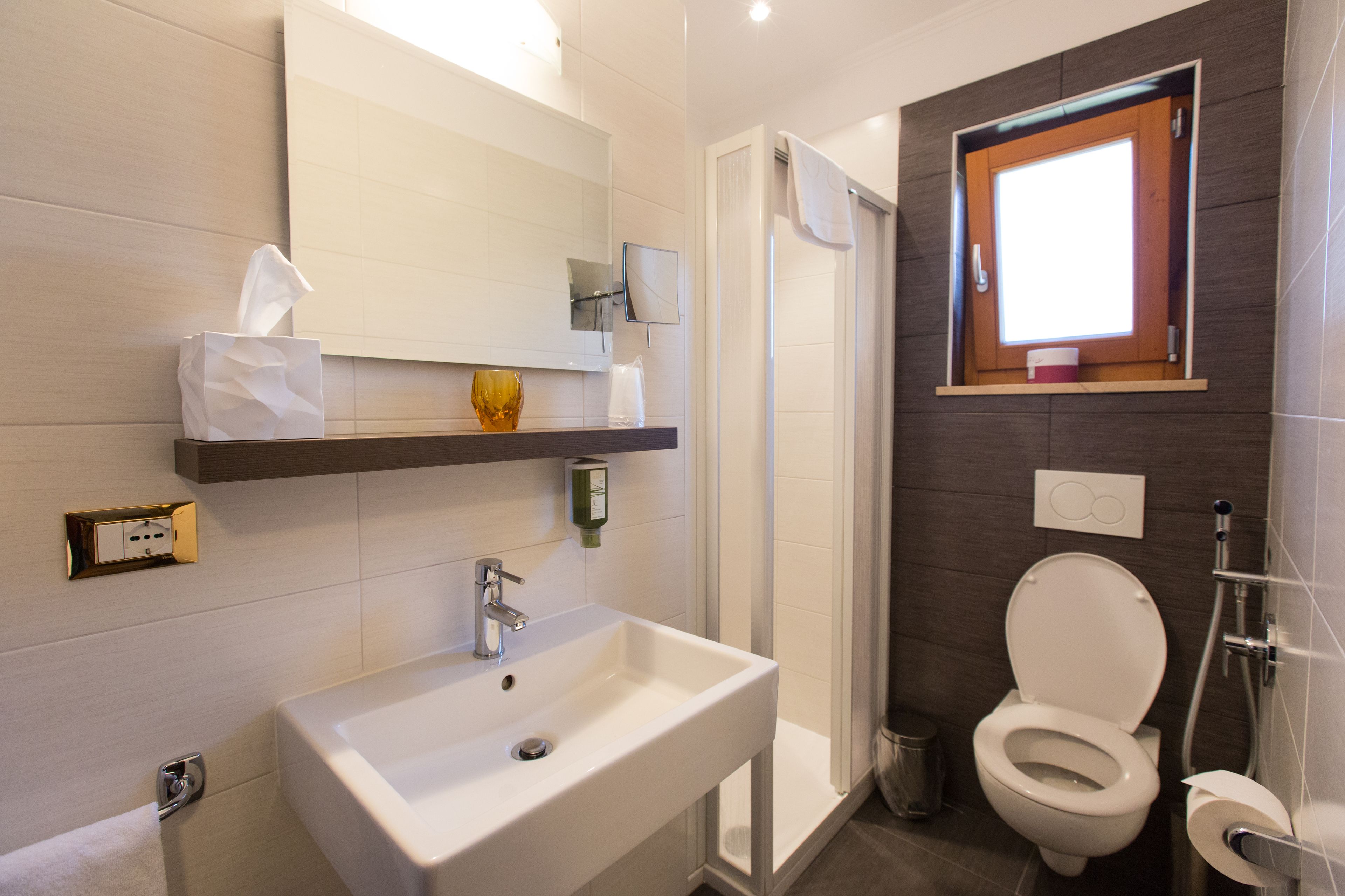 shower, rainfall showerhead, free toiletries, hair dryer