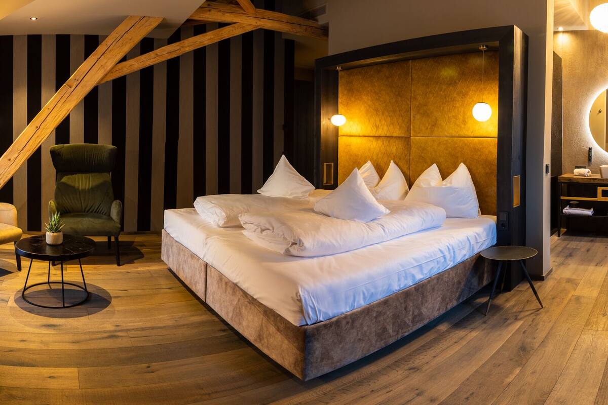 deluxe room | 1 bedroom, down duvets, pillow-top beds, in-room safe