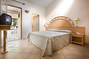 Minibar, caja de seguridad en la habitación y muebles diferentes 