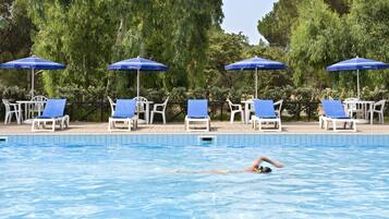 2 Außenpools, Sonnenschirme, Liegestühle