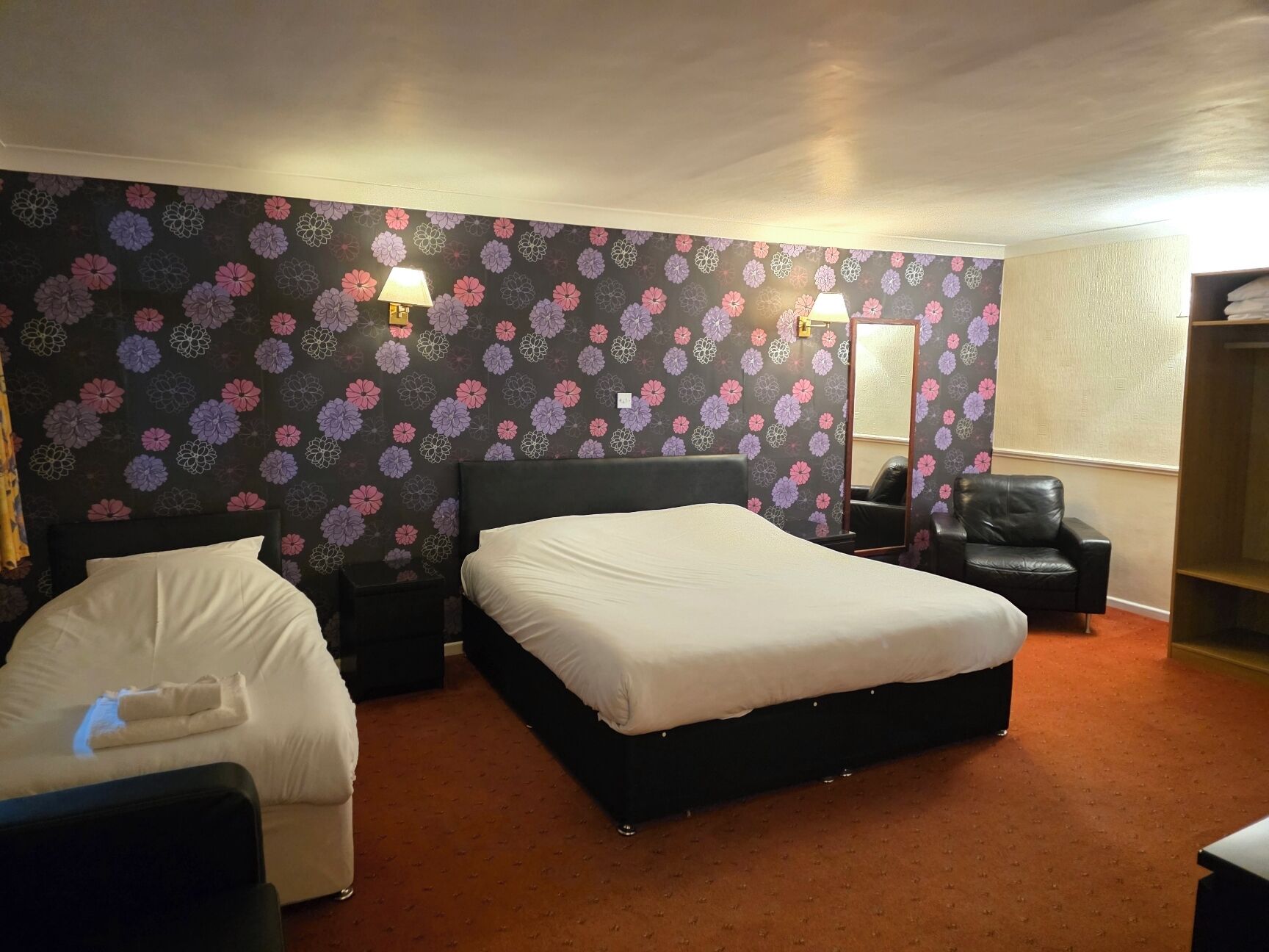 패밀리룸 | 각각 다른 스타일의 인테리어, 각각 다르게 가구 비치, 책상, 노트북 작업 공간