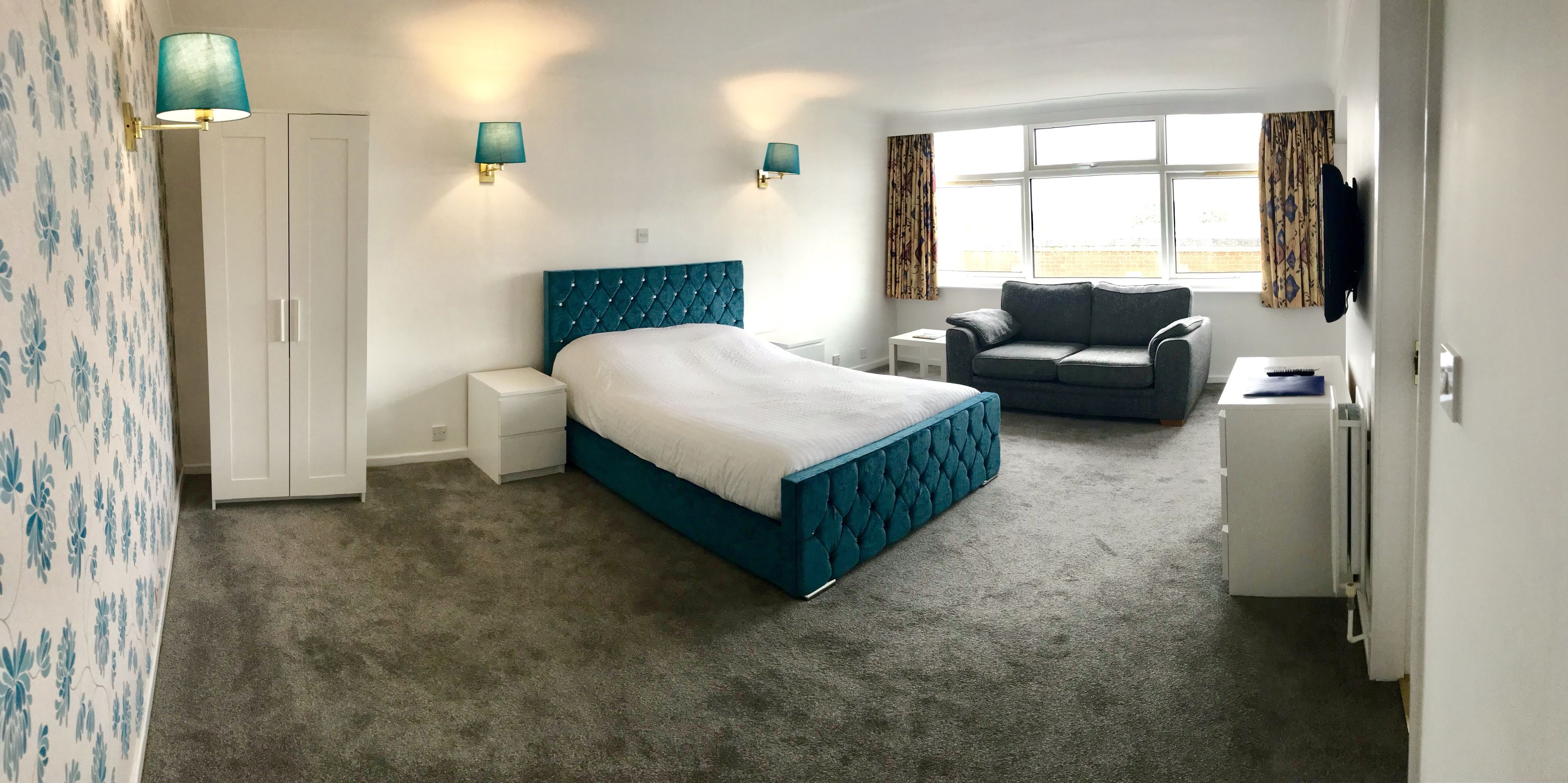 Decoración personalizada, muebles diferentes y escritorio 