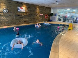 Una piscina cubierta
