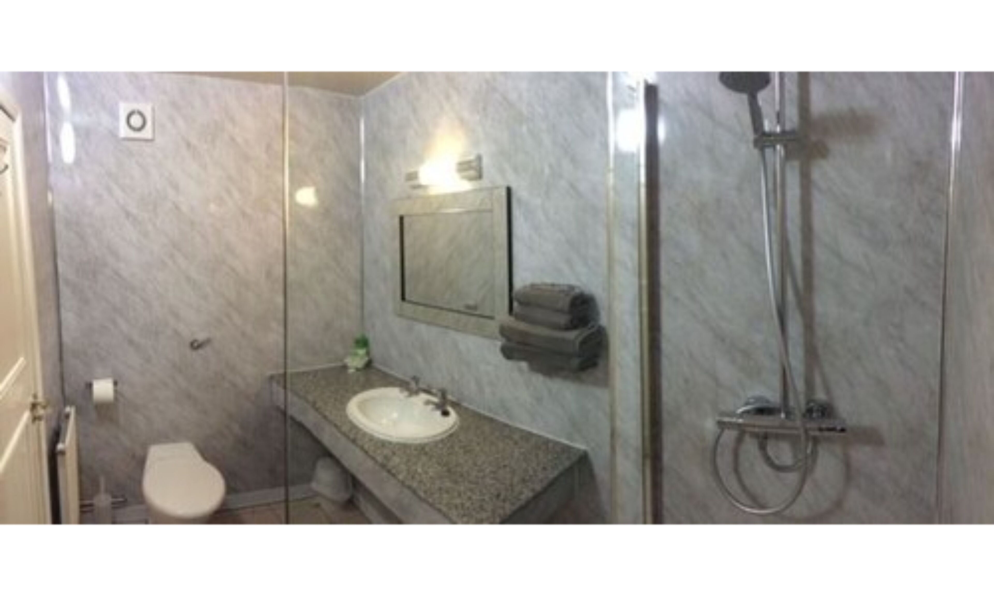 combined shower/bathtub, deep-soaking bathtub, free toiletries