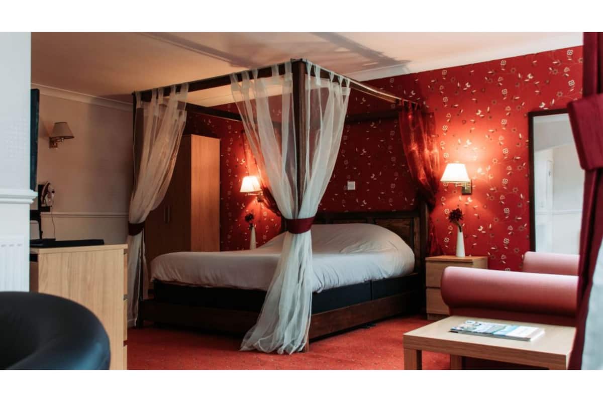 Superior Room (Four Poster) | Individually decorated, individually furnished, desk, laptop workspace