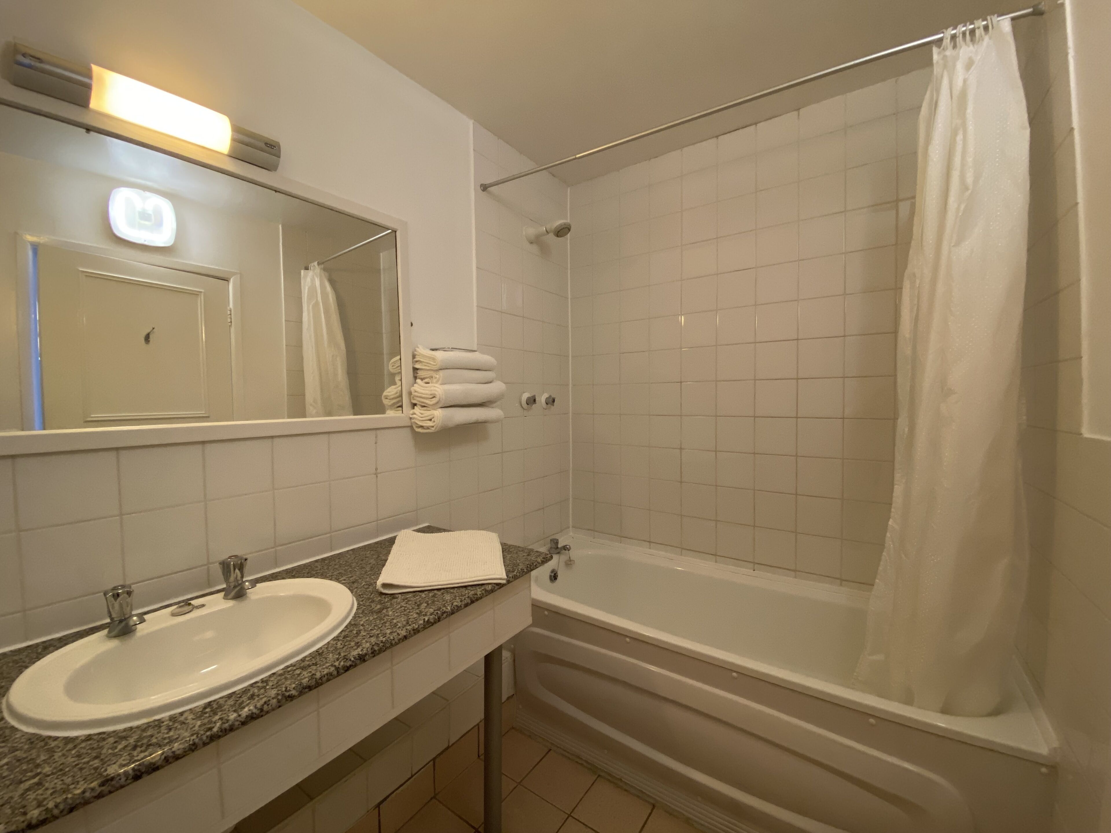 superior twin room | bathroom | combined shower/bathtub, deep-soaking bathtub, free toiletries