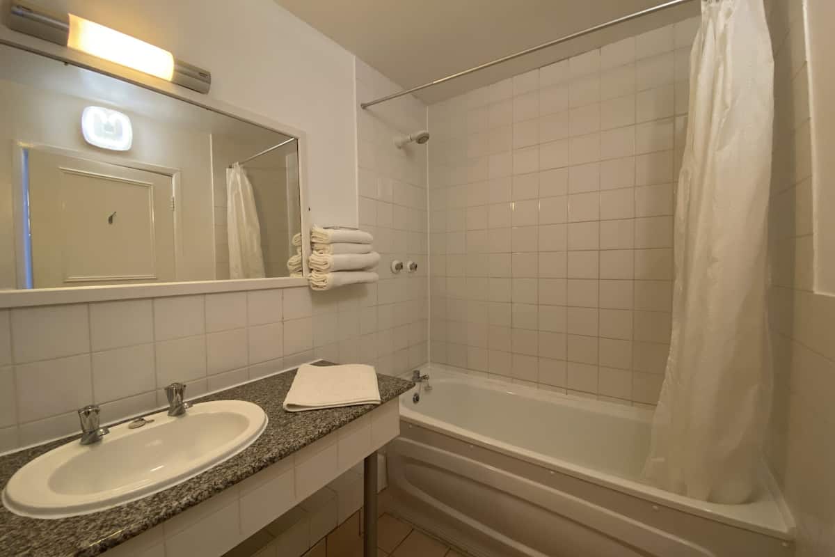 superior twin room | bathroom | combined shower/bathtub, deep-soaking bathtub, free toiletries