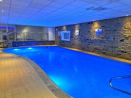 Una piscina cubierta