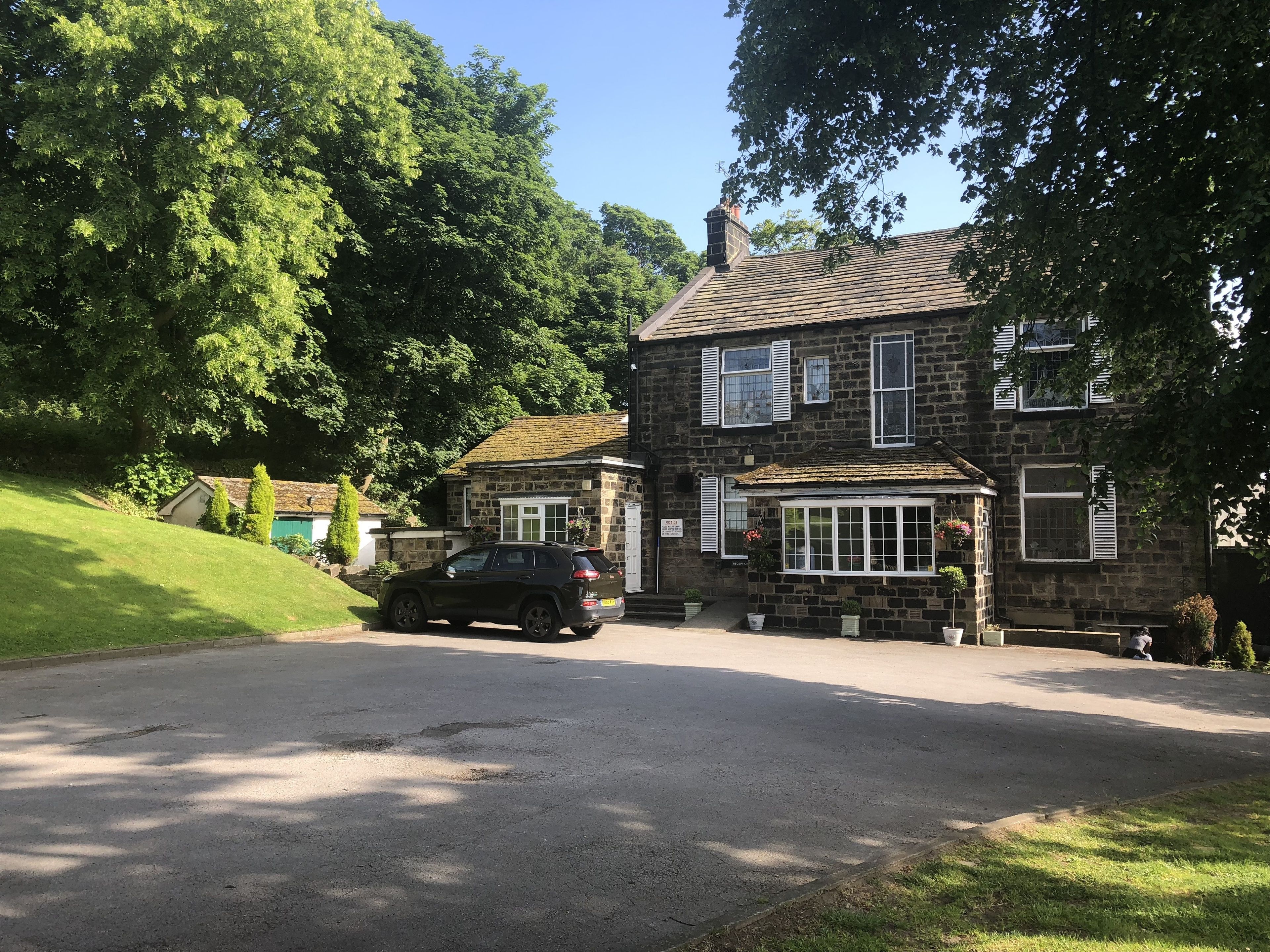 Vista frontal de la propiedad