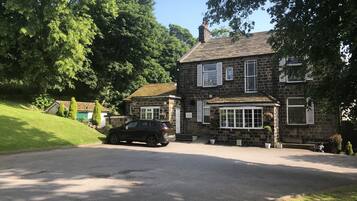 Vista frontal de la propiedad