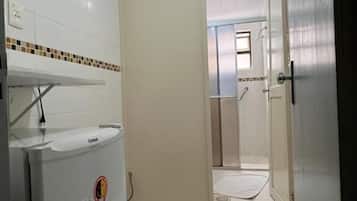 Standard Quadruple Room | Bathroom | Shower, rainfall showerhead, free toiletries, hair dryer