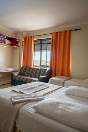 Standard Quintuple Room | Minibar, in-room safe, desk, blackout drapes - Hotel Seibt (Foz do Iguaçu)