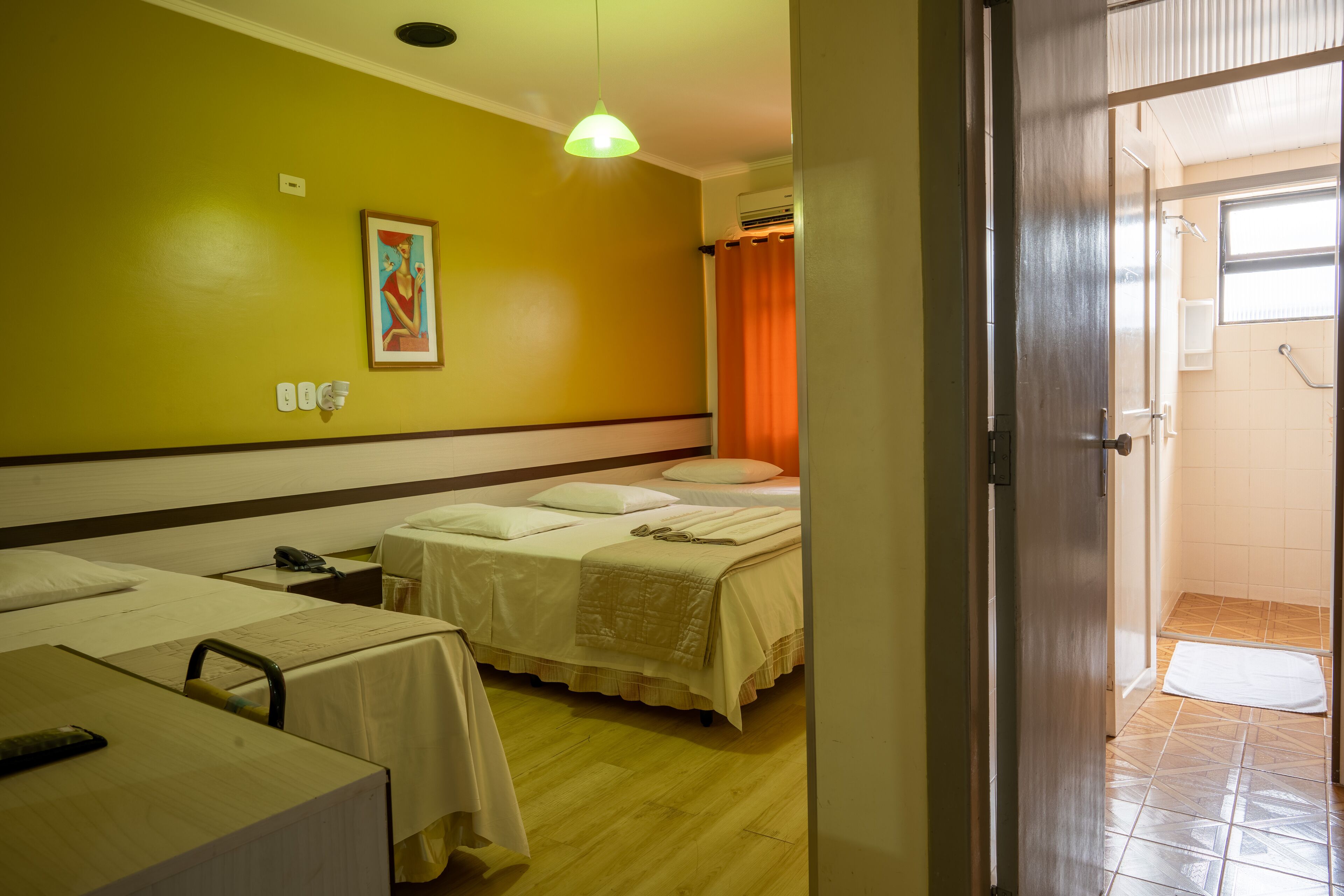 quarto quádruplo standard | 1 bedroom, minibar, in-room safe, desk