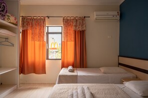 Quarto triplo standard. | Minibar, in-room safe, desk, blackout drapes - Hotel Seibt (Foz do Iguaçu)
