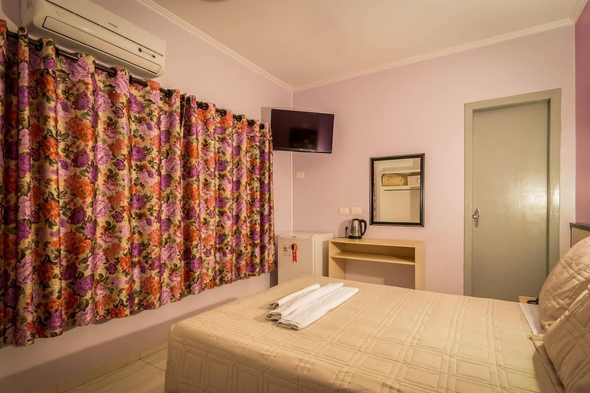 Minibar, caja de seguridad en la habitación y escritorio