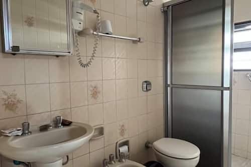 Standard Quintuple Room | Banheiro | Chuveiro, chuveiro com efeito de chuva, produtos de toalete grátis